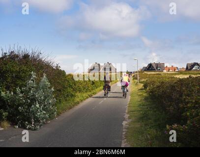 Fuß- und Radweg für einen gesunden Lebensstil in der offenen Landschaft entlang der Nordsee am Westerland Sylt in Schleswig-Holstein Stockfoto