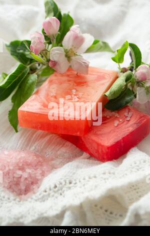 Vegane Hautpflege Beauty-Behandlung mit Spa, ex-Peeling, Reinigungsprodukte mit Apfelblüten Blumen Health Care Anti-Aging-Konzept. Vertikales Bild Stockfoto