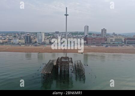 Luftaufnahme des Brighton West Pier und des i360 Stockfoto