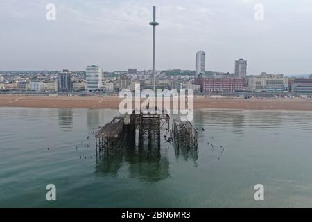 Luftaufnahme des Brighton West Pier und des i360 Stockfoto