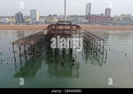 Luftaufnahme des Brighton West Pier und des i360 Stockfoto