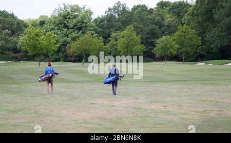 London, Großbritannien. 13. Mai 2020 der Fulwell Golf Club, West London, öffnet seine Türen nach der Sperrung, mit strengen sozialen Distanzierungsmaßnahmen. Kredit: Andrew Fosker / Alamy Live News Stockfoto