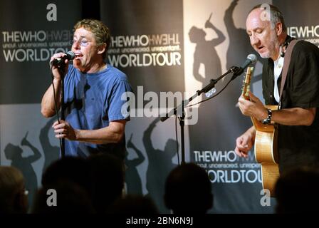 Die Mitglieder der Rockband 'The Who', Roger Daltrey (l.) und Pete Townshend geben am Donnerstag (13. Juli 2006) ein kurzes Konzert in Berlin im Fritz Club am Postbahnhof. Sie kündigten eine Welttournee an, die am 12. September 2006 in Philadelphia (USA) beginnt und sie durch Südamerika, Japan, Australien und Europa führt. Ein neues Album soll am 23. Oktober 2006 veröffentlicht werden. Foto: Jens Kalaene dpa/lbn (c) dpa - Bericht weltweit Stockfoto