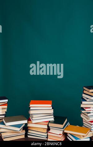 Viele Stapel von Lehrbüchern zur Vorbereitung auf Prüfungen in der Universitätsbibliothek Stockfoto