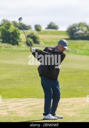 Brighton UK 13. Mai 2020 - Golfer genießen eine Runde am frühen Morgen auf dem Golfplatz Hollingbury Park in Brighton nach der Lockerung einiger Coronavirus Lockdown Maßnahmen in England. Einige Lockdown-Maßnahmen wurden in England von Boris Johnsons Regierung gelockert, einschließlich Tennis oder Golf während der Coronavirus COVID-19 Pandemie. : Credit Simon Dack / Alamy Live News Stockfoto