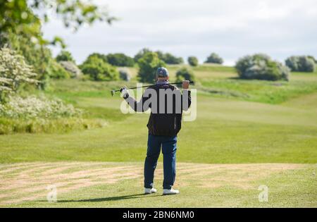 Brighton UK 13. Mai 2020 - Golfer genießen eine Runde am frühen Morgen auf dem Golfplatz Hollingbury Park in Brighton nach der Lockerung einiger Coronavirus Lockdown Maßnahmen in England. Einige Lockdown-Maßnahmen wurden in England von Boris Johnsons Regierung gelockert, einschließlich Tennis oder Golf während der Coronavirus COVID-19 Pandemie. : Credit Simon Dack / Alamy Live News Stockfoto