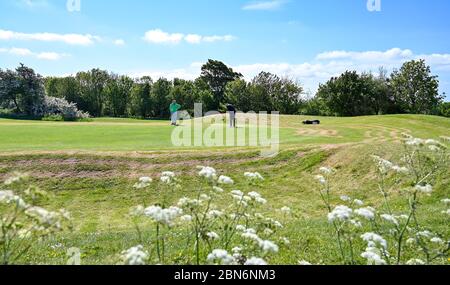 Brighton UK 13. Mai 2020 - Golfer genießen eine Runde am frühen Morgen auf dem Golfplatz Hollingbury Park in Brighton nach der Lockerung einiger Coronavirus Lockdown Maßnahmen in England. Einige Lockdown-Maßnahmen wurden in England von Boris Johnsons Regierung gelockert, einschließlich Tennis oder Golf während der Coronavirus COVID-19 Pandemie. : Credit Simon Dack / Alamy Live News Stockfoto