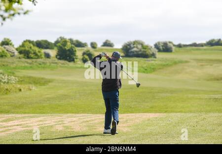 Brighton UK 13. Mai 2020 - Golfer genießen eine Runde am frühen Morgen auf dem Golfplatz Hollingbury Park in Brighton nach der Lockerung einiger Coronavirus Lockdown Maßnahmen in England. Einige Lockdown-Maßnahmen wurden in England von Boris Johnsons Regierung gelockert, einschließlich Tennis oder Golf während der Coronavirus COVID-19 Pandemie. : Credit Simon Dack / Alamy Live News Stockfoto