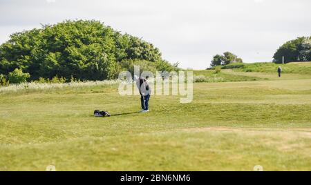 Brighton UK 13. Mai 2020 - Golfer genießen eine Runde am frühen Morgen auf dem Golfplatz Hollingbury Park in Brighton nach der Lockerung einiger Coronavirus Lockdown Maßnahmen in England. Einige Lockdown-Maßnahmen wurden in England von Boris Johnsons Regierung gelockert, einschließlich Tennis oder Golf während der Coronavirus COVID-19 Pandemie. : Credit Simon Dack / Alamy Live News Stockfoto