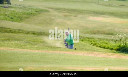 Brighton UK 13. Mai 2020 - Golfer genießen eine Runde am frühen Morgen auf dem Golfplatz Hollingbury Park in Brighton nach der Lockerung einiger Coronavirus Lockdown Maßnahmen in England. Einige Lockdown-Maßnahmen wurden in England von Boris Johnsons Regierung gelockert, einschließlich Tennis oder Golf während der Coronavirus COVID-19 Pandemie. : Credit Simon Dack / Alamy Live News Stockfoto