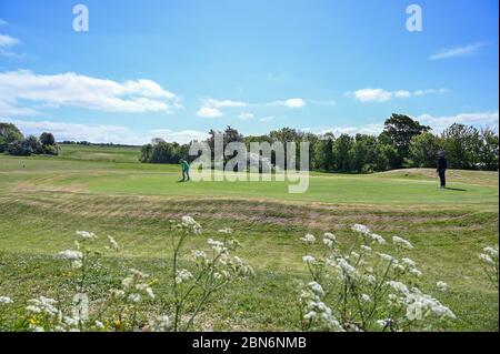 Brighton UK 13. Mai 2020 - Golfer genießen eine Runde am frühen Morgen auf dem Golfplatz Hollingbury Park in Brighton nach der Lockerung einiger Coronavirus Lockdown Maßnahmen in England. Einige Lockdown-Maßnahmen wurden in England von Boris Johnsons Regierung gelockert, einschließlich Tennis oder Golf während der Coronavirus COVID-19 Pandemie. : Credit Simon Dack / Alamy Live News Stockfoto