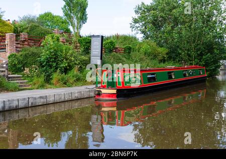 Northwich, UK : 6. Aug 2019: Urlaub schmales Boot auf dem Trent und Mersey Kanal im Dorf Anderton festgemacht. Stockfoto