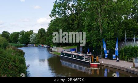 Northwich, UK : 6. Aug 2019: Ferien schmale Boote auf dem Trent und Mersey Kanal im Dorf Anderton festgemacht. Stockfoto