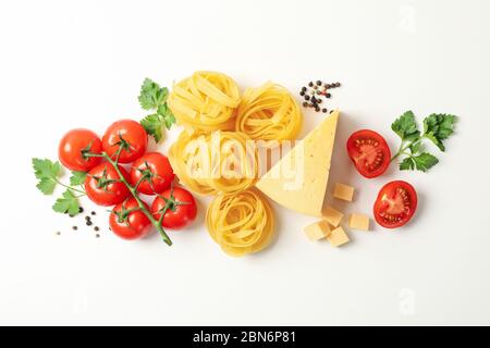 Zusammensetzung mit Pasta und Zutaten zum Kochen auf weißem Hintergrund, Draufsicht Stockfoto