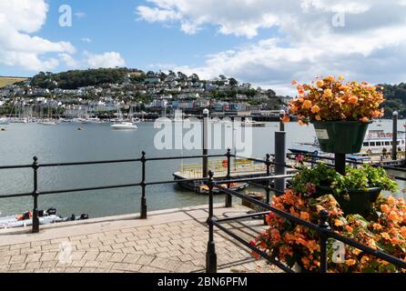 Blick von Dartmouth über den Fluss Dart in Richtung Kingswear, South Hams, Devon, England, Großbritannien Stockfoto