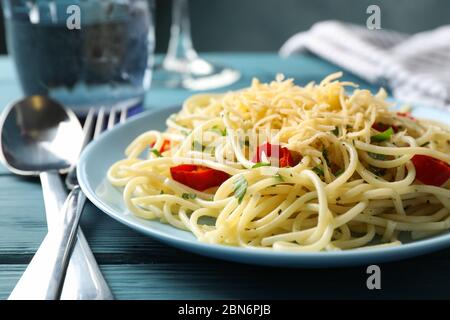 Zusammensetzung mit Teller mit leckeren Pasta auf Holzhintergrund Stockfoto