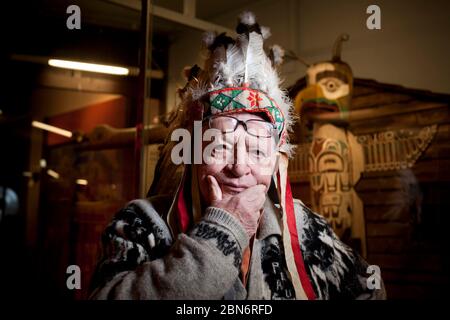 ***DATEI FOTO*** Miloslav Stingl, tschechischer Reisender, Ethnograf und Schriftsteller posiert unter den Ausstellungen im Naprstek Museum für Asien, Afrika und Amerika Stockfoto