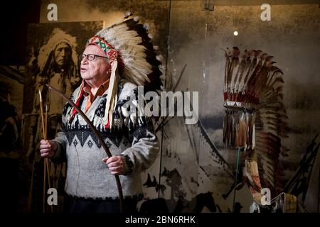 ***DATEI FOTO*** Miloslav Stingl, tschechischer Reisender, Ethnograf und Schriftsteller posiert unter den Ausstellungen im Naprstek Museum für Asien, Afrika und Amerika Stockfoto