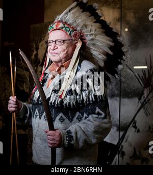 ***DATEI FOTO*** Miloslav Stingl, tschechischer Reisender, Ethnograf und Schriftsteller posiert unter den Ausstellungen im Naprstek Museum für Asien, Afrika und Amerika Stockfoto