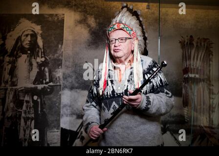 ***DATEI FOTO*** Miloslav Stingl, tschechischer Reisender, Ethnograf und Schriftsteller posiert unter den Ausstellungen im Naprstek Museum für Asien, Afrika und Amerika Stockfoto