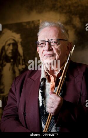 ***DATEI FOTO*** Miloslav Stingl, tschechischer Reisender, Ethnograf und Schriftsteller posiert unter den Ausstellungen im Naprstek Museum für Asien, Afrika und Amerika Stockfoto