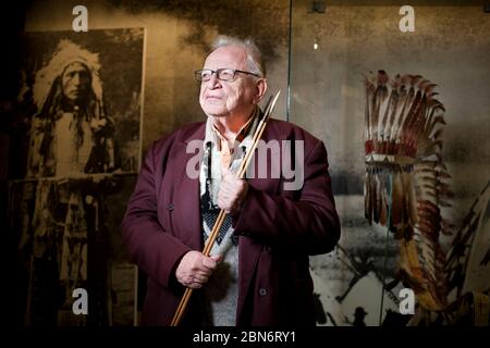 ***DATEI FOTO*** Miloslav Stingl, tschechischer Reisender, Ethnograf und Schriftsteller posiert unter den Ausstellungen im Naprstek Museum für Asien, Afrika und Amerika Stockfoto