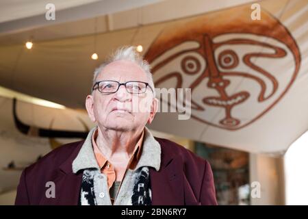 ***DATEI FOTO*** Miloslav Stingl, tschechischer Reisender, Ethnograf und Schriftsteller posiert unter den Ausstellungen im Naprstek Museum für Asien, Afrika und Amerika Stockfoto