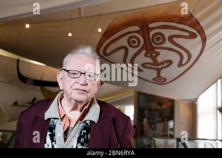 ***DATEI FOTO*** Miloslav Stingl, tschechischer Reisender, Ethnograf und Schriftsteller posiert unter den Ausstellungen im Naprstek Museum für Asien, Afrika und Amerika Stockfoto