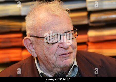 ***DATEI FOTO*** Miloslav Stingl, tschechischer Reisender, Ethnograph und Schriftsteller, signiert seine Bücher am 15. März 2012 in Prag, Tschechien. (CTK Foto/Mikrofon Stockfoto