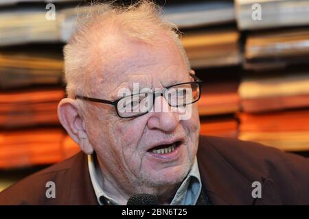 ***DATEI FOTO*** Miloslav Stingl, tschechischer Reisender, Ethnograph und Schriftsteller, signiert seine Bücher am 15. März 2012 in Prag, Tschechien. (CTK Foto/Mikrofon Stockfoto