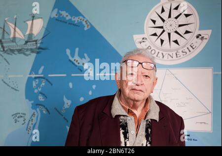 ***DATEI FOTO*** Miloslav Stingl, tschechischer Reisender, Ethnograf und Schriftsteller posiert unter den Ausstellungen im Naprstek Museum für Asien, Afrika und Amerika Stockfoto