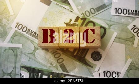 Akronym B2C Business to Consumer. Kleine Holzwürfel mit Buchstaben auf schwarzem Hintergrund isoliert mit Kopierraum zur Verfügung.Business Concept Bild Stockfoto