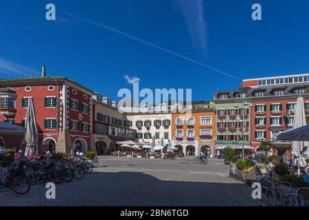 Touristen strömen in die Bars am Lienzer Hauptplatz oder am Hauptplatz Stockfoto