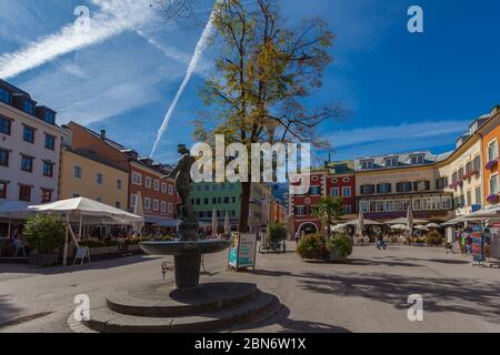 Zentraler Platz von Lienz oder Hauptplatz mit bunten Gebäuden Stockfoto