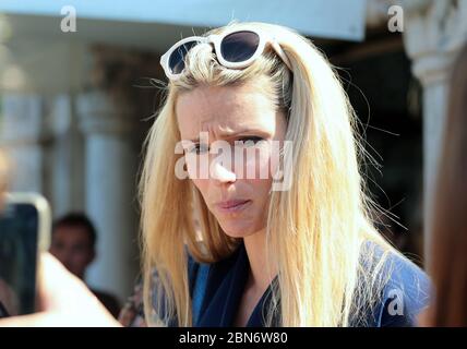 VENEDIG, ITALIEN - SEPTEMBER 07: Michelle Hunziker wird am 6. Tag des 72. Filmfestivals in Venedig am 7. September 2015 zu sehen sein Stockfoto