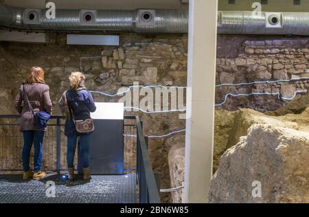 Cordoba, Spanien - 7. Dezember 2018: Besucher des römischen Theaters Überreste im Archäologischen und Ethnologischen Museum von Cordoba, Spanien Stockfoto