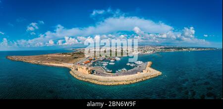 Zypern. Paphos Burg, Luftpanorama von Drohne. Mittelalterliche Hafenburg im Hafen an der Mittelmeerküste. Stockfoto