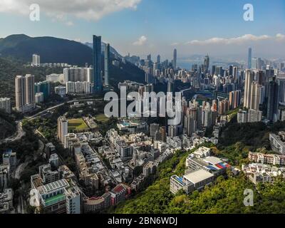 Ein Luftbild, das über dem Happy Valley, Hong Kong, mit Blick auf Wanchai und Victoria Harbour aufgenommen wurde. Stockfoto