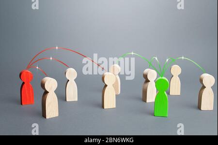 Rote und grüne Personen konkurrieren um Einflüsse auf andere Menschen. Unterstützung aufbauen, Position in einem Streit oder einer Wahl stärken. Locken Menschen zu ihrem Stockfoto