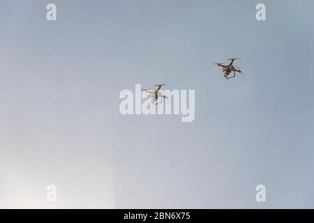 Zwei identische Drohnen fliegen nebeneinander in der Luft Stockfoto