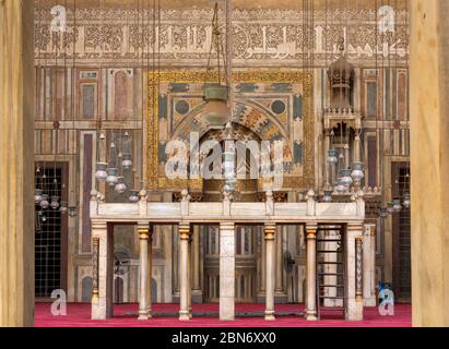 Blick auf die Plattform von Muezzin und Qibla iwan, Sultan Hasan Complex, Kairo, Ägypten Stockfoto