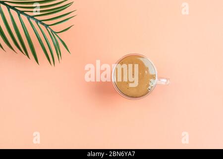 Schritt-für-Schritt-Zubereitung des koreanischen Getränks Dalgona Coffee. Schritt 8: Setzen Sie den Kaffeeschaum auf die Milch Stockfoto