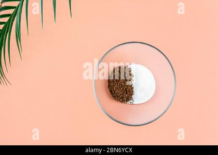 Schritt-für-Schritt-Zubereitung des koreanischen Getränks Dalgona Coffee. Schritt 2: Mischen Sie Instant-Kaffee und Zucker in einem Verhältnis von 1 zu 1 Stockfoto