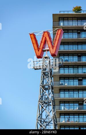 VANCOUVER, KANADA - 3. AUGUST: Ikonisches W rotes Neonzeichen des Woodward-Gebäudes, am 3. August 2019 in der Innenstadt von Vancouver, Britisch Columbia, Kanada Stockfoto