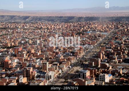 Luftaufnahme von El Alto / La Paz, Bolivien, aus dem Flugzeugfenster Stockfoto