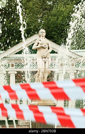 Geschlossene Eve Temptation, Pavillon und Fontäne Eve mit Warnband in Peterhof, Russland Stockfoto