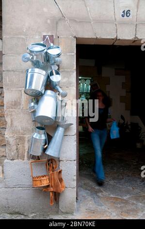 Kochgeschirr-Shop. Santillana del Mar, Kantabrien, Spanien. Stockfoto