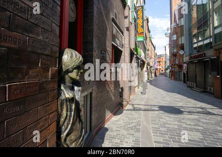 John Lennon Statue auf einer leeren Mathew Street während der Pandemiesperre in Liverpool Stockfoto