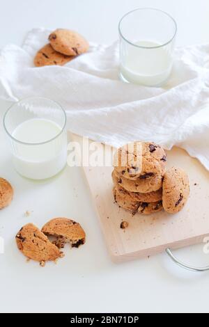 Hausgemachte Schokoladenkekse und etwas Milch zum Frühstück Stockfoto