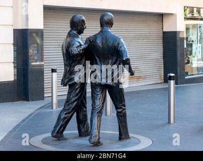 Die Statue der Moores Brothers von Tom Murphy auf der Church Street vor verschlossenen Läden in Liverpool Stockfoto